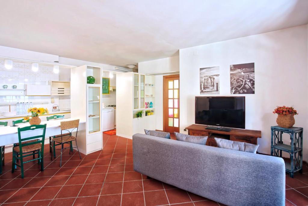 een woonkamer met een bank en een tv bij Casa Garibaldi in San Vincenzo
