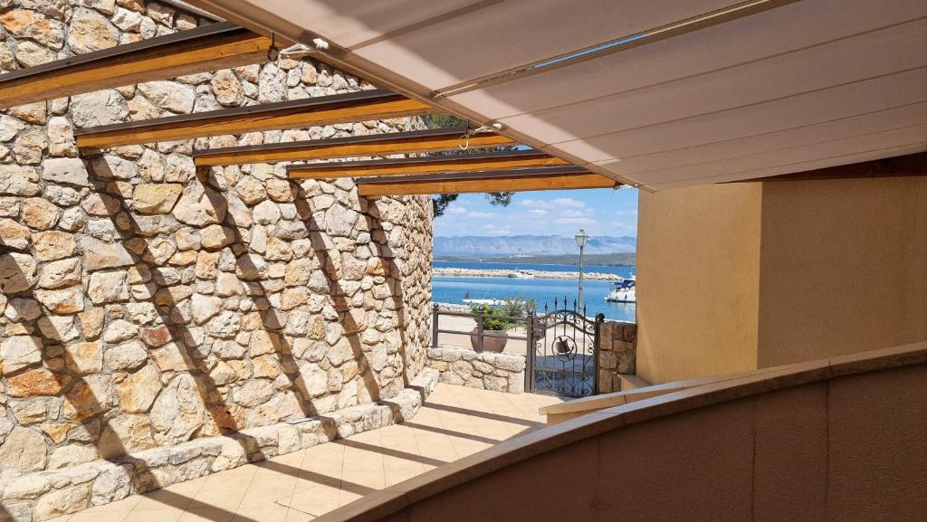 マリンスカにあるApartmani Sidroの海の見える石造りの家