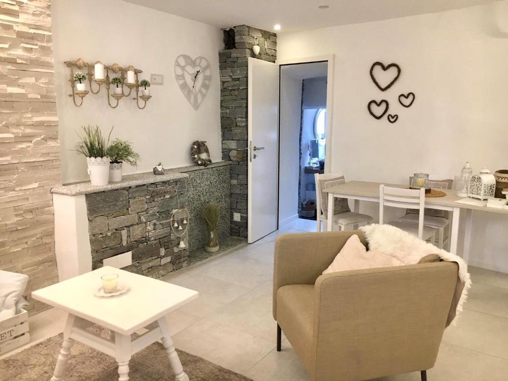 sala de estar con sofá y mesa en Residenza Tulipani, en Losone