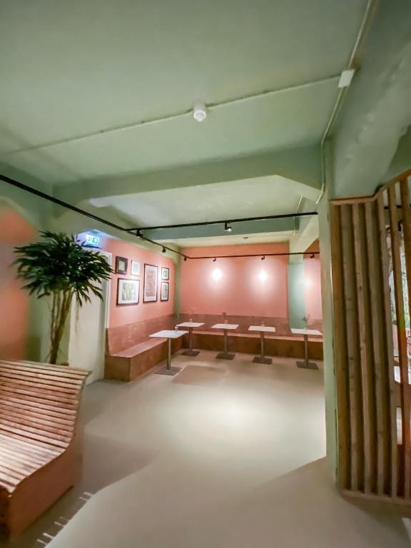 Un lugar para sentarse en Pink Flamingo Boutique Hostel