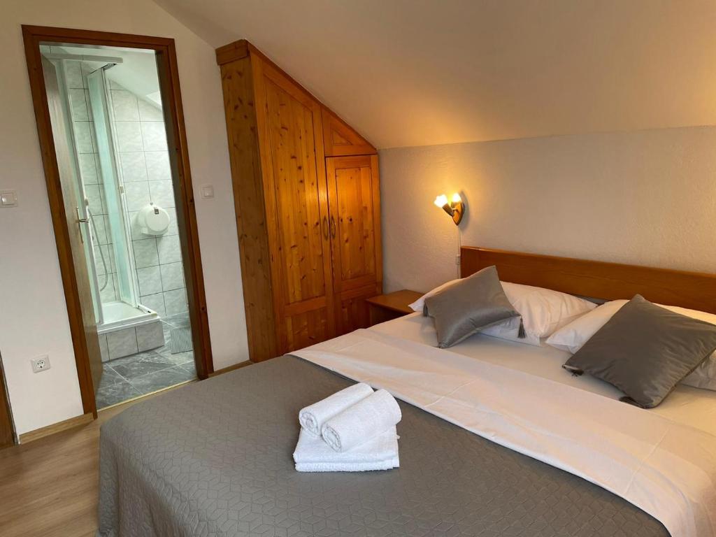 Postel nebo postele na pokoji v ubytování Guest House Family Dukić