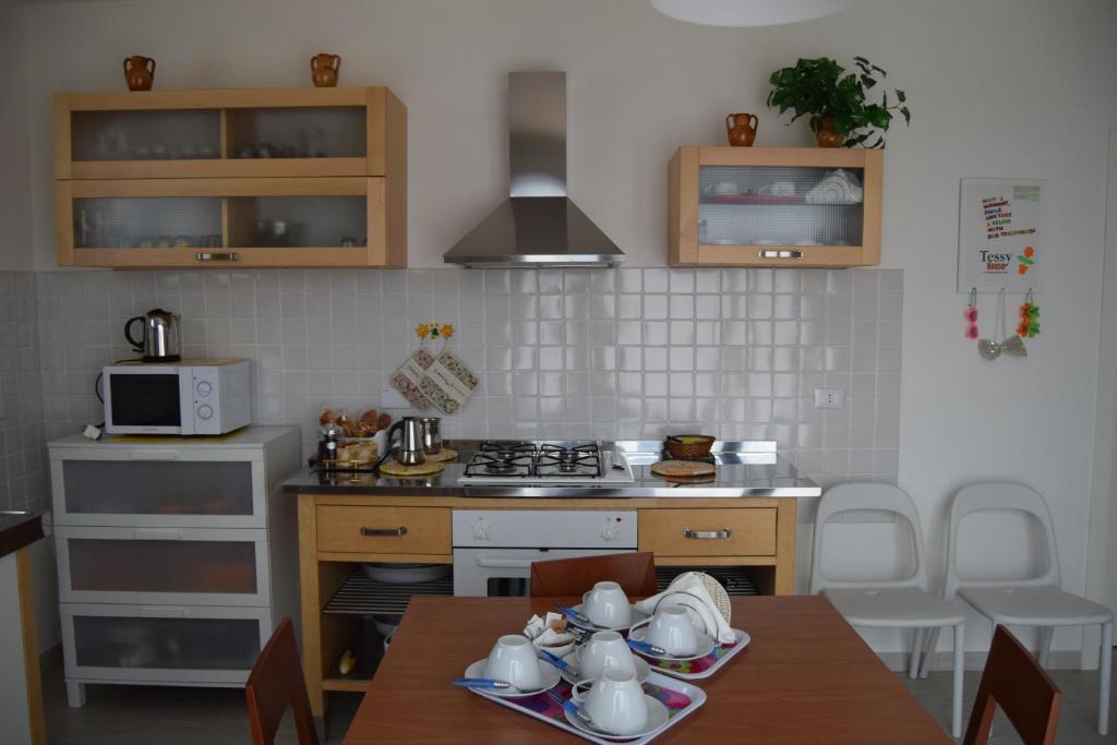 Kuchyň nebo kuchyňský kout v ubytování Casa Vacanza e per lavoro Tessyhouse