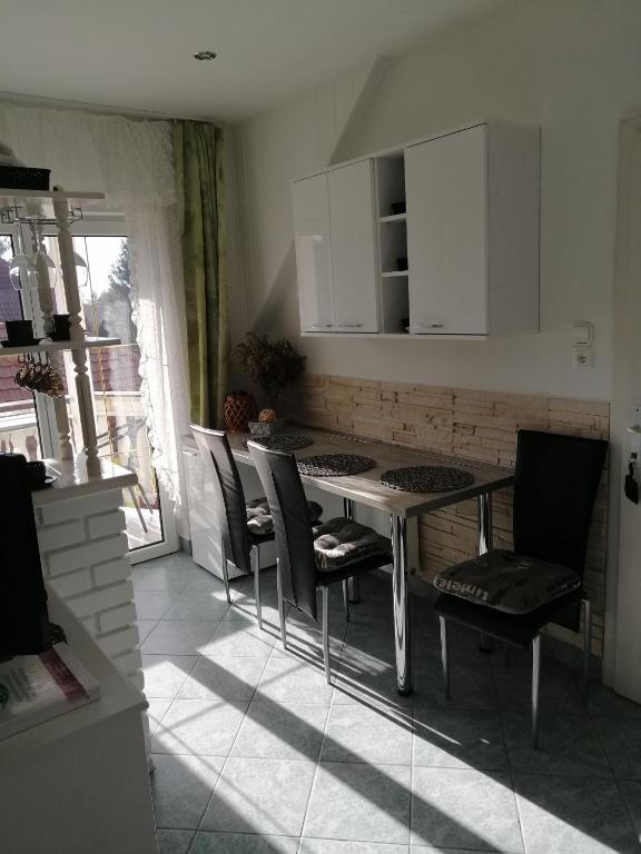 Kuchyňa alebo kuchynka v ubytovaní Gyöngyi Apartman