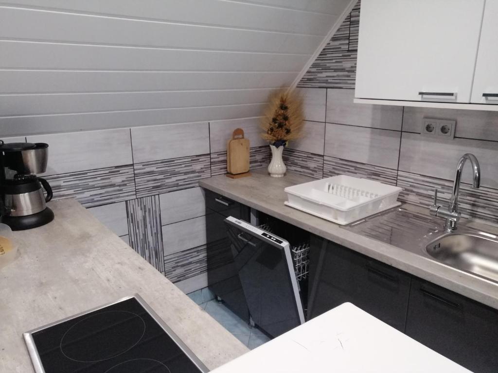 Kuchyňa alebo kuchynka v ubytovaní Gyöngyi Apartman