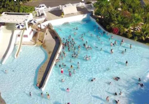 um grupo de pessoas em uma grande piscina em L'acqua diRoma Oficial - Suíte Confortáveis Diversão Garantida em Caldas Novas