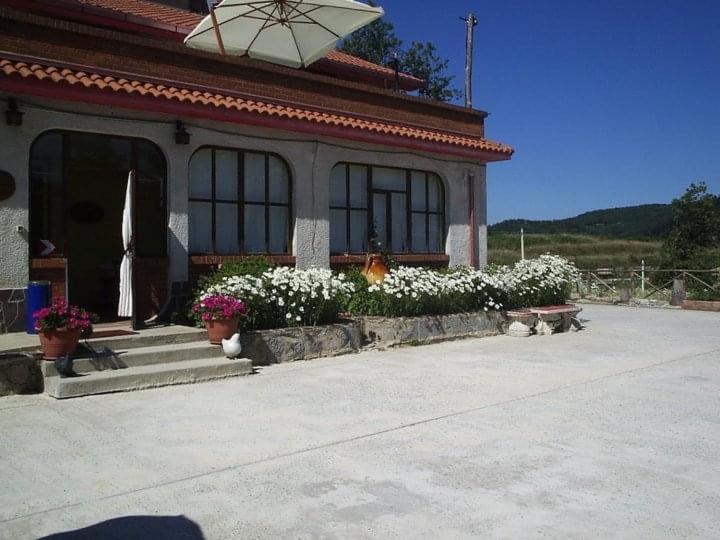 dom z białymi kwiatami przed nim w obiekcie B&B PASSO DEL FALCO w mieście Sorianello