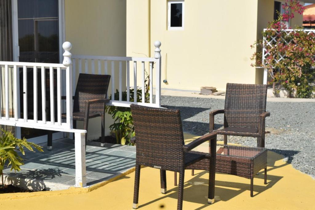 un gruppo di sedie seduti su un portico di MERSINERA PARADISE GARDEN STARS HOUSE a Larnaka
