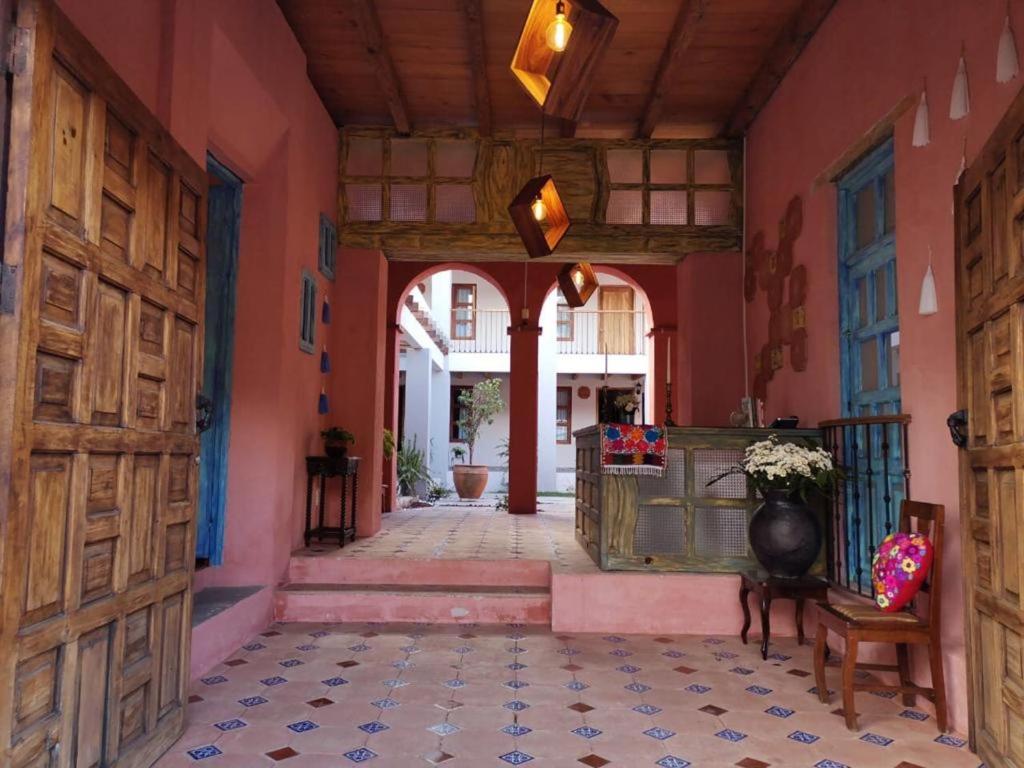 um corredor de uma casa com uma porta e um piso em Gran Barrio em San Cristóbal de Las Casas
