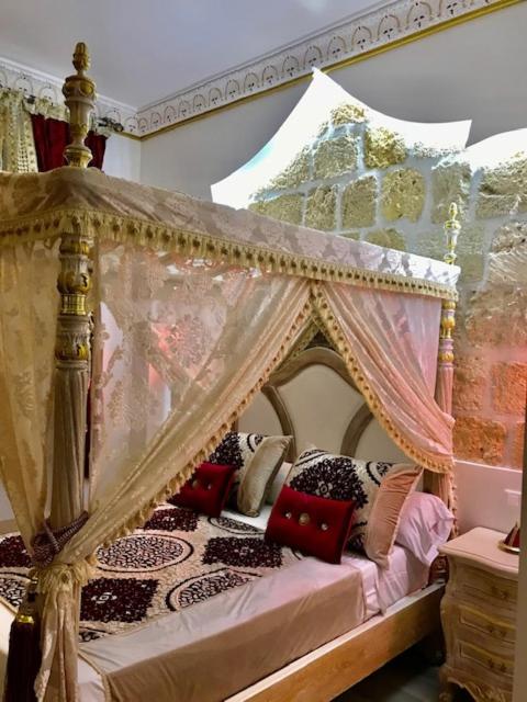 Postel nebo postele na pokoji v ubytování Suite Orientale Maison de L'église du Couvent