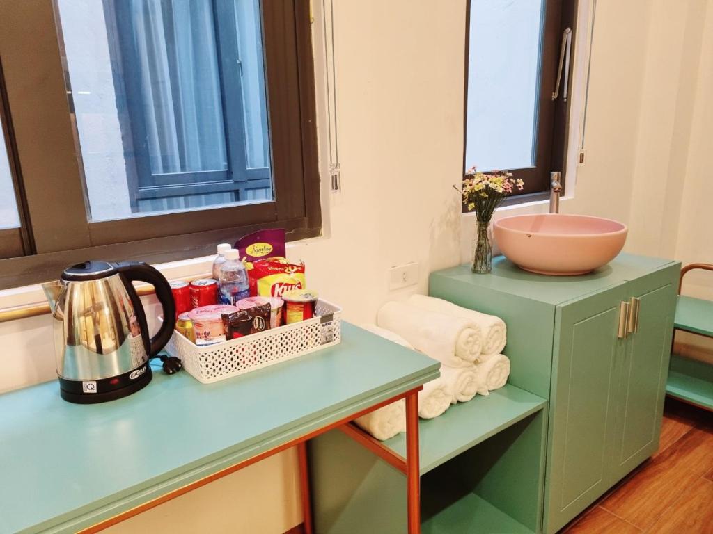 Příslušenství pro přípravu čaje a kávy v ubytování Eden Home&Cafe