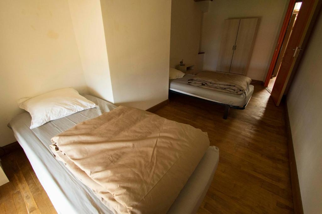 a bedroom with two beds in a room at Gite d&#39;étape Les Diligences in Roquefixade