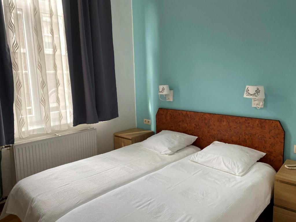 Säng eller sängar i ett rum på Hôtel Les Acteurs