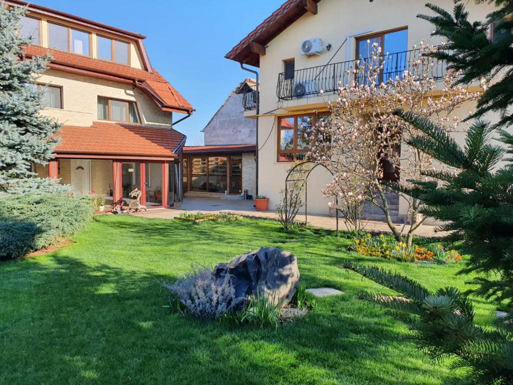 a garden in front of a house at Casa Irinella in Satu Mare