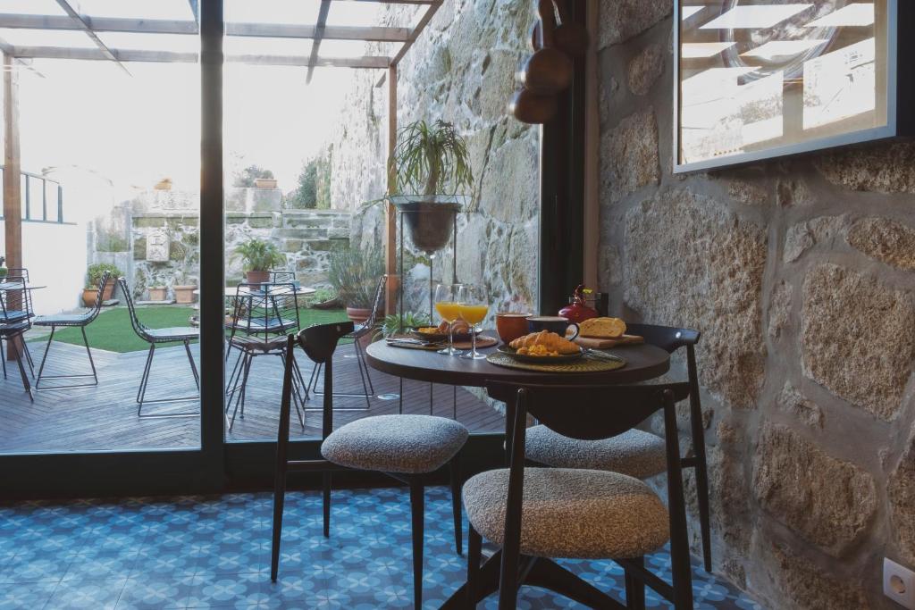 een tafel met een bord eten erop in een kamer bij GuestReady - Jardim das Oliveiras GuestHouse - 2 in Porto