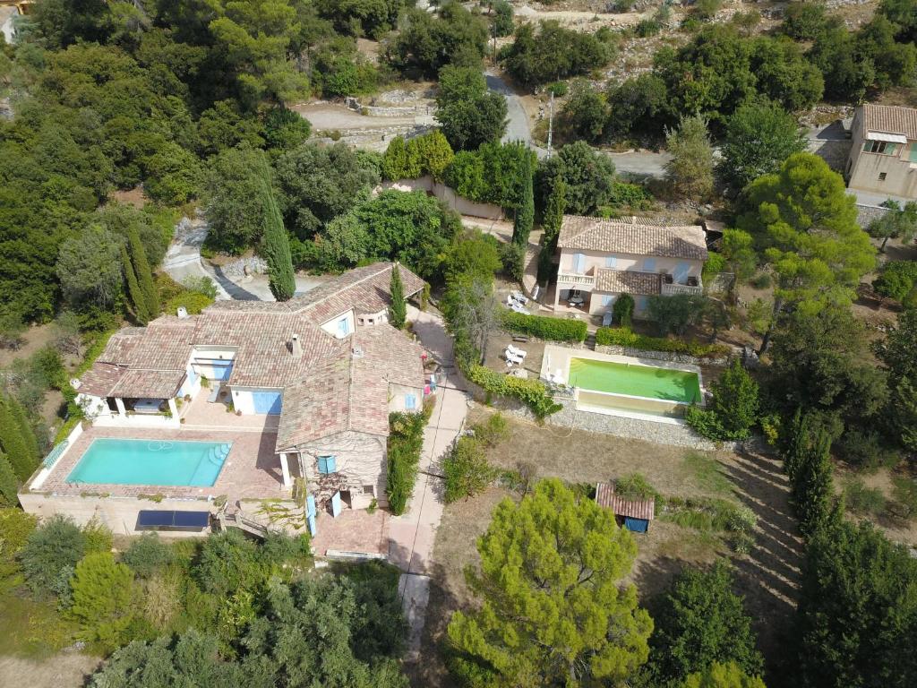 - une vue aérienne sur un domaine avec une piscine dans l'établissement Villa Melocoton, à Figanières