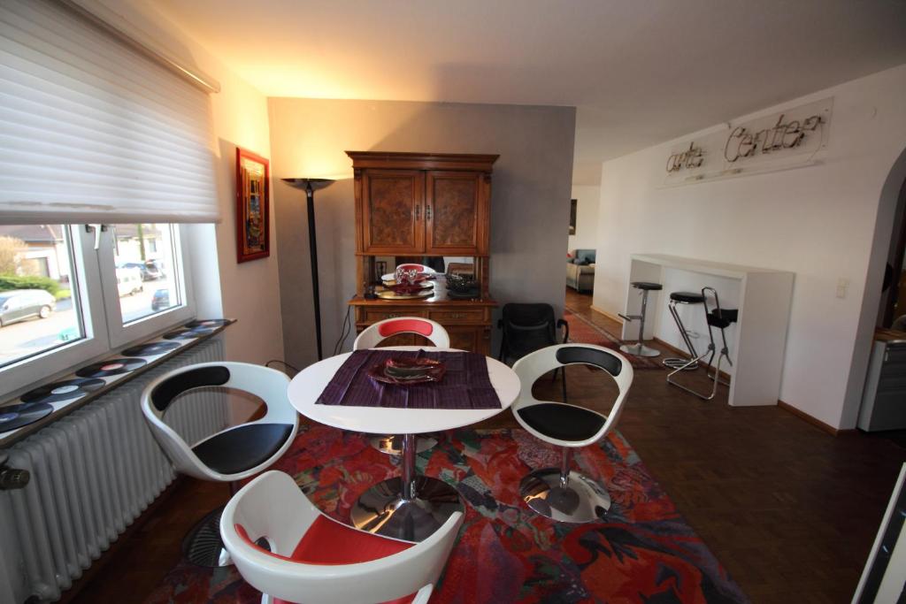 sala de estar con mesa y sillas en Loft Irma mit großer Terasse, en Heddesheim