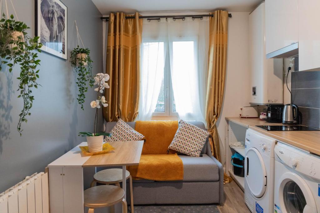 un petit appartement avec une cuisine et un salon dans l'établissement Cosy Home - PantinSmile, à Pantin