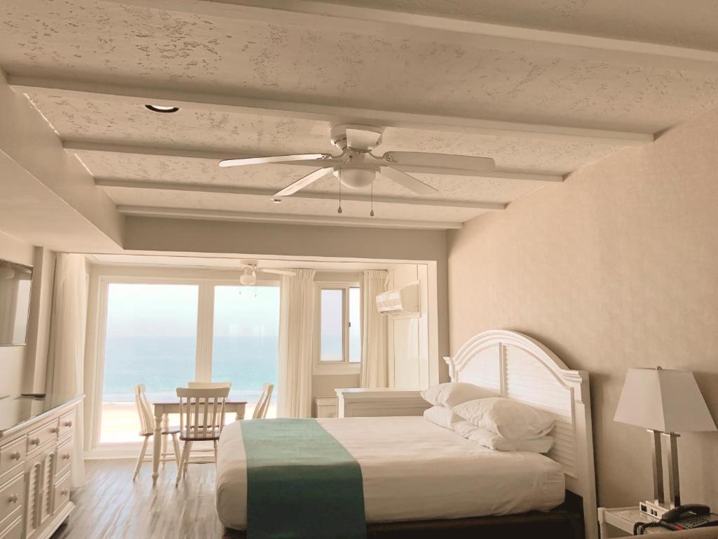 Postel nebo postele na pokoji v ubytování Surf Club Oceanfront Hotel