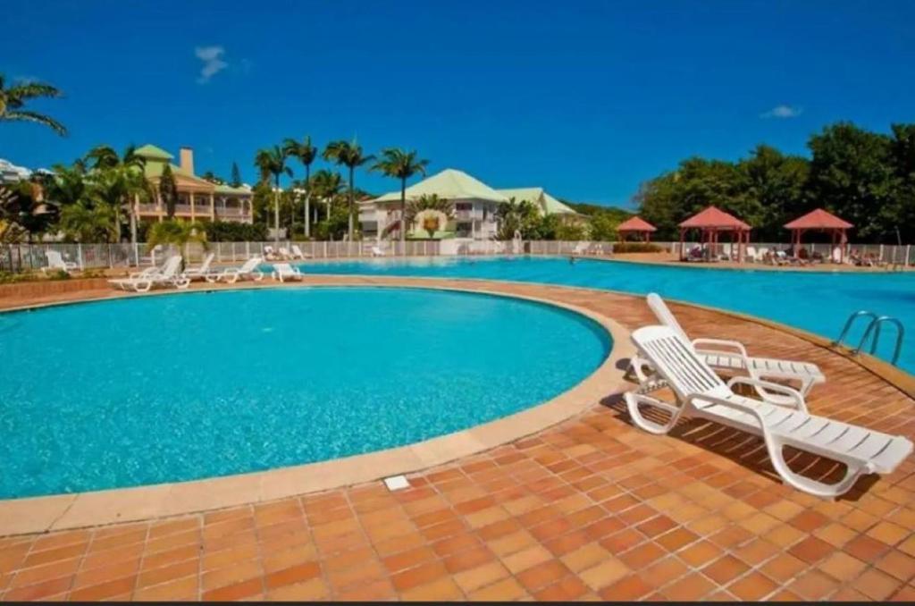 Piscine de l'établissement Studio Mojito vue mer,piscine avec cuve eau et accès plage et piscine ANSE DES ROCHERS ou située à proximité