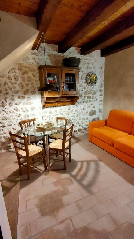 Posezení v ubytování IL BORGO DI ROCCA CALASCIO