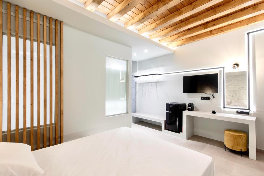 Postel nebo postele na pokoji v ubytování Lindos Serenity Suites