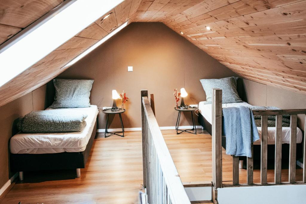two beds in the attic of a house at BenB de Buutnboer in Rouveen