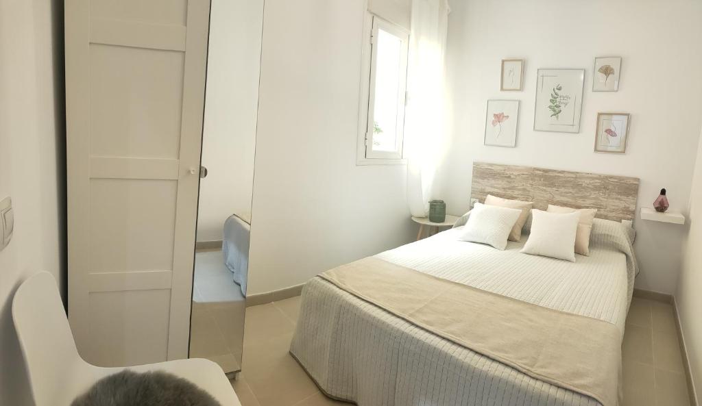Posteľ alebo postele v izbe v ubytovaní RELAX CHICLANA-Aparcamiento privado-TV Cable-WifiPlus-Aire Acond-Incluido