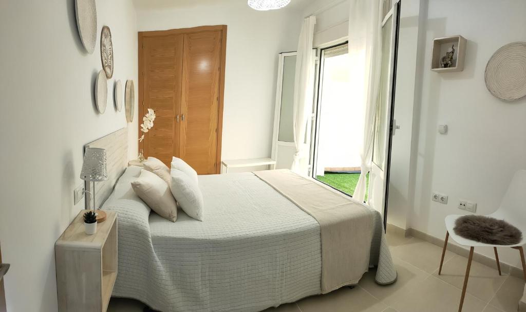 Posteľ alebo postele v izbe v ubytovaní RELAX CHICLANA-Aparcamiento privado-TV Cable-WifiPlus-Aire Acond-Incluido