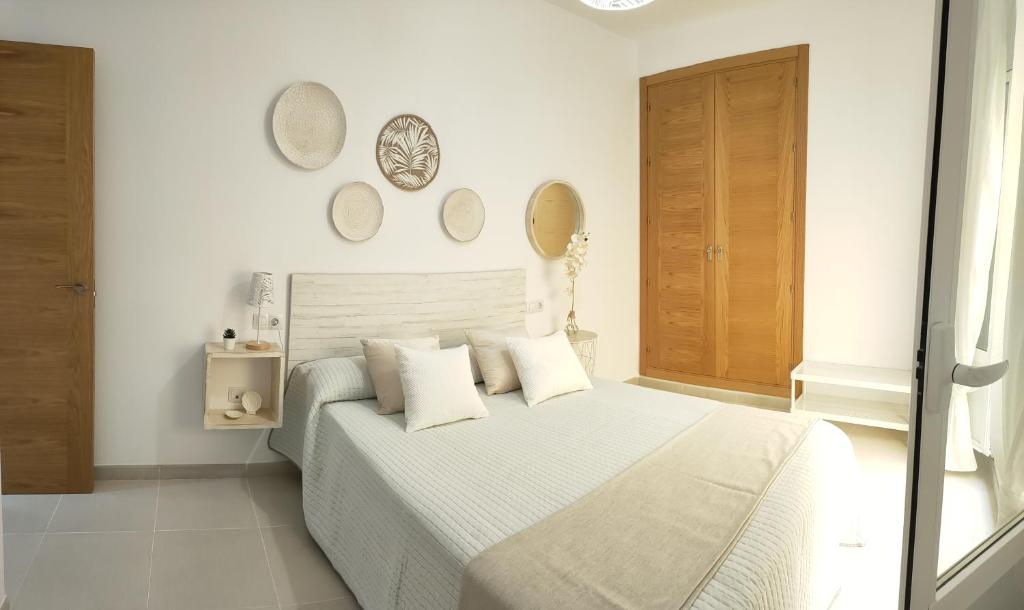 um quarto com uma cama e três espelhos na parede em RELAX CHICLANA-Aparcamiento privado-TV Cable-WifiPlus-Aire Acond-Incluido em Chiclana de la Frontera