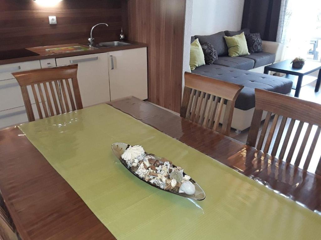 einen Teller mit Essen auf einem Tisch in einer Küche in der Unterkunft Rab Apartments Žic in Kampor