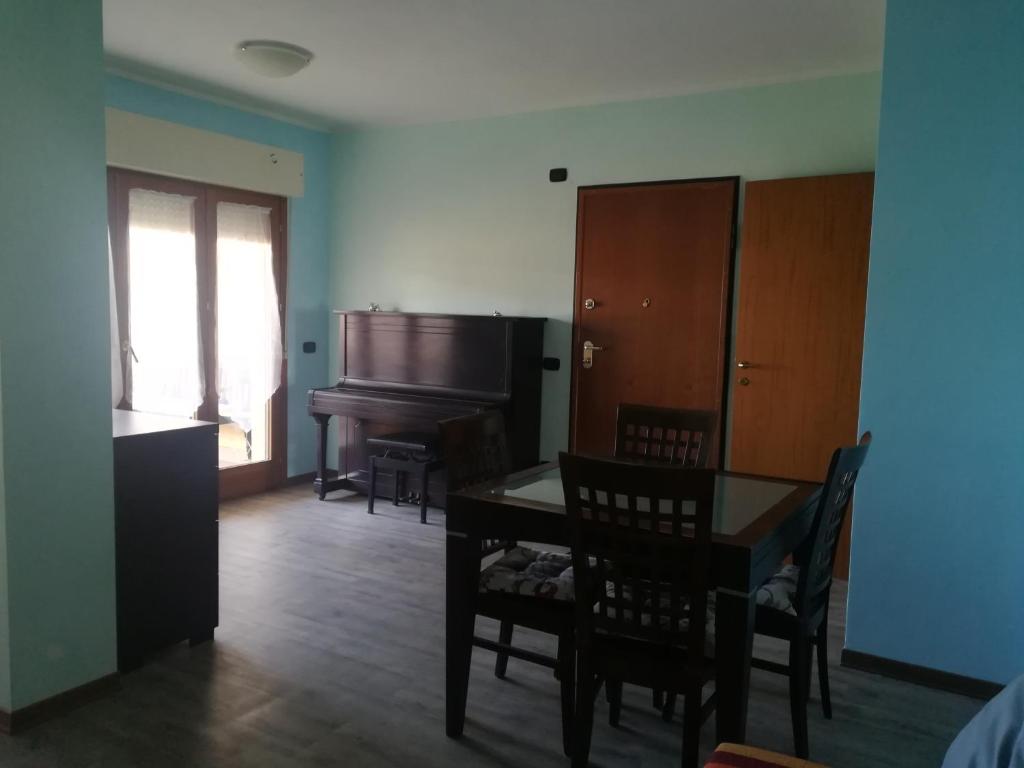 Telewizja i/lub zestaw kina domowego w obiekcie Romanina Appartamento Giuland
