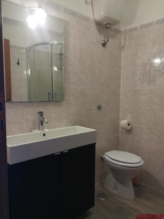Łazienka w obiekcie Romanina Appartamento Giuland