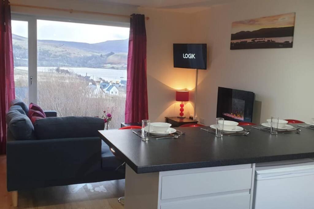 TV a/nebo společenská místnost v ubytování Uig Chalets Idrigill Hill Chalet