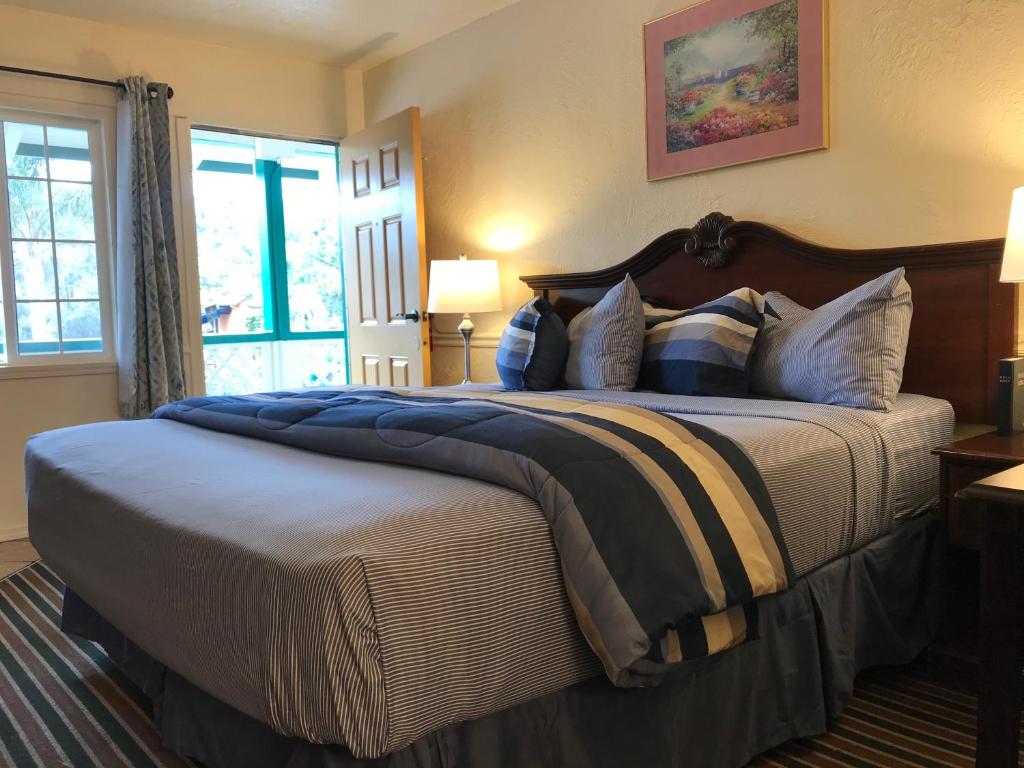 Postel nebo postele na pokoji v ubytování Monterey Pines Inn