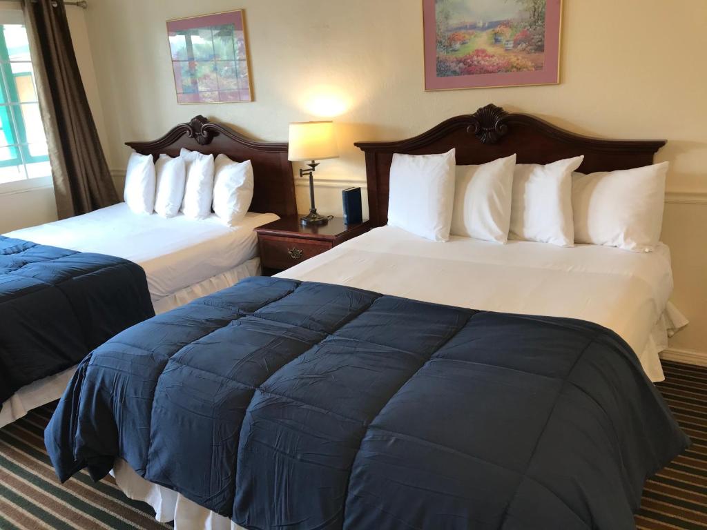 Postel nebo postele na pokoji v ubytování Monterey Pines Inn