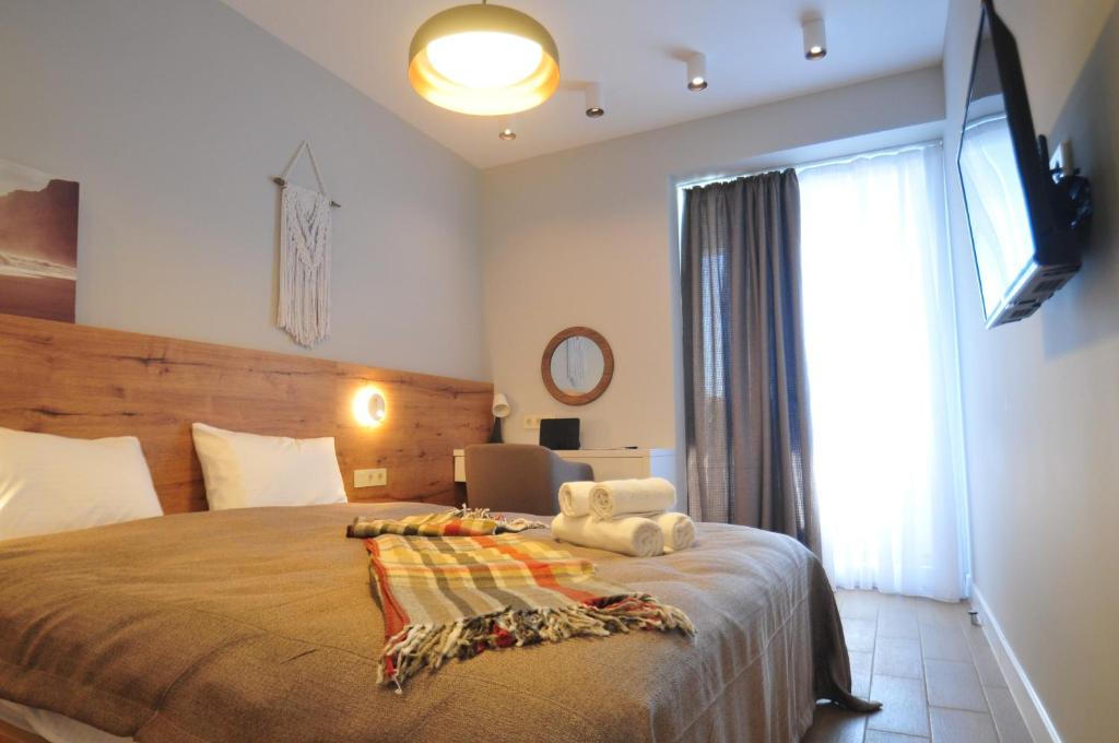 um quarto com uma cama com um urso de peluche em Sea view Apartment near to the Dancing and Music Fountains em Batumi