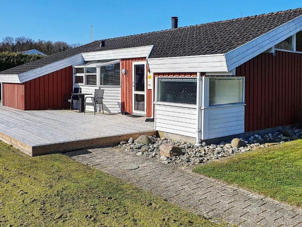 Binderup Strandにある6 person holiday home in Bjertの木製のデッキが目の前にある家