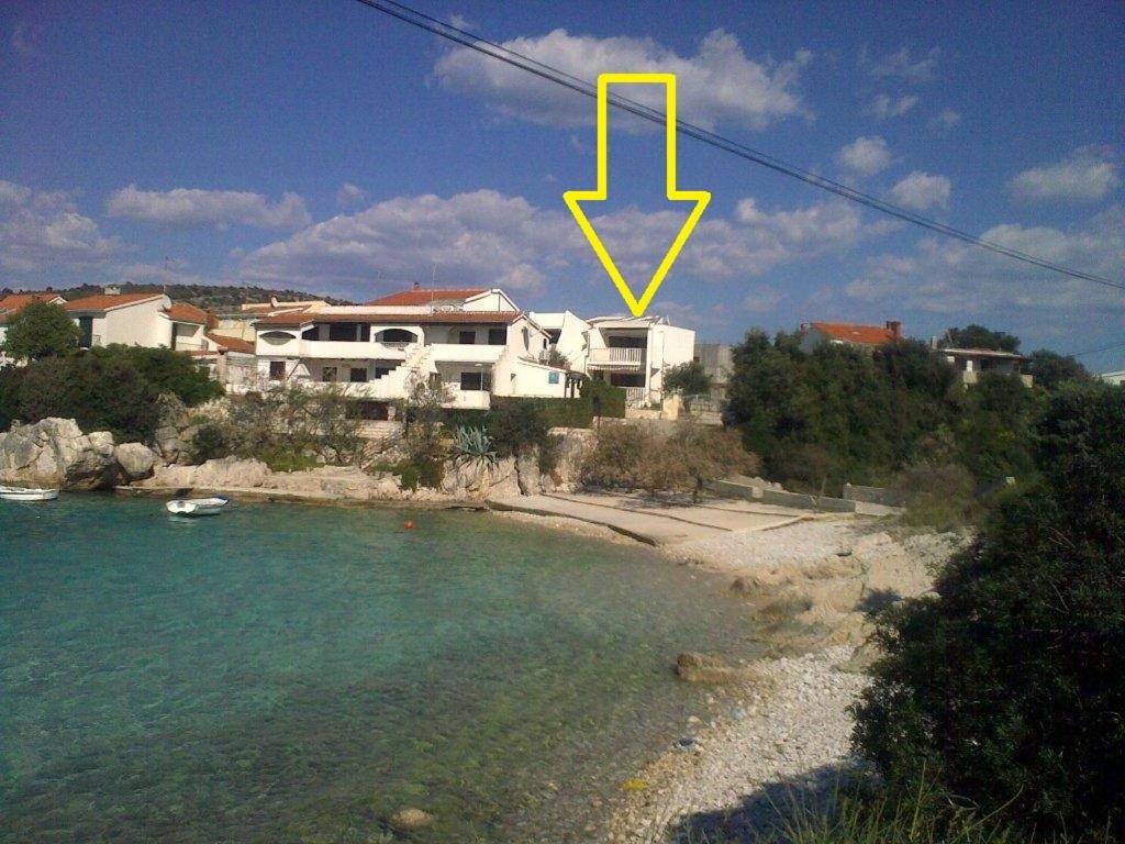a yellow arrow pointing to a beach with houses at Apartment Željka-25m from beach in Zaglavice