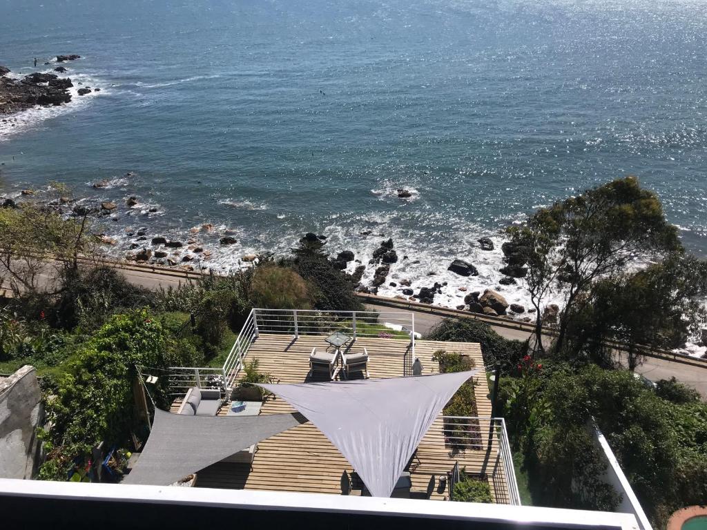 vistas al océano desde las escaleras de una playa en Laura del Mar Hotel Boutique, en Concón