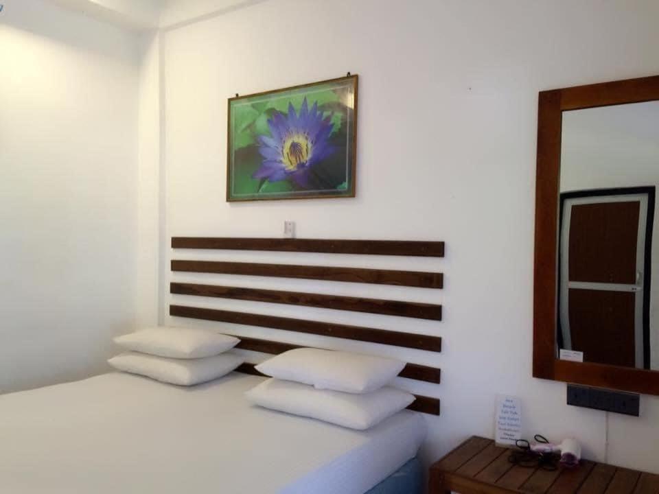 Postel nebo postele na pokoji v ubytování Thisara Guest House