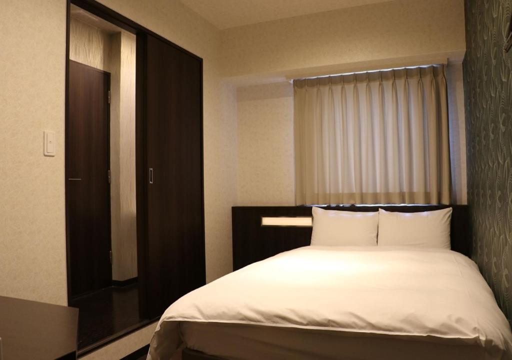 Postel nebo postele na pokoji v ubytování Nipponbashi Luxe Hotel