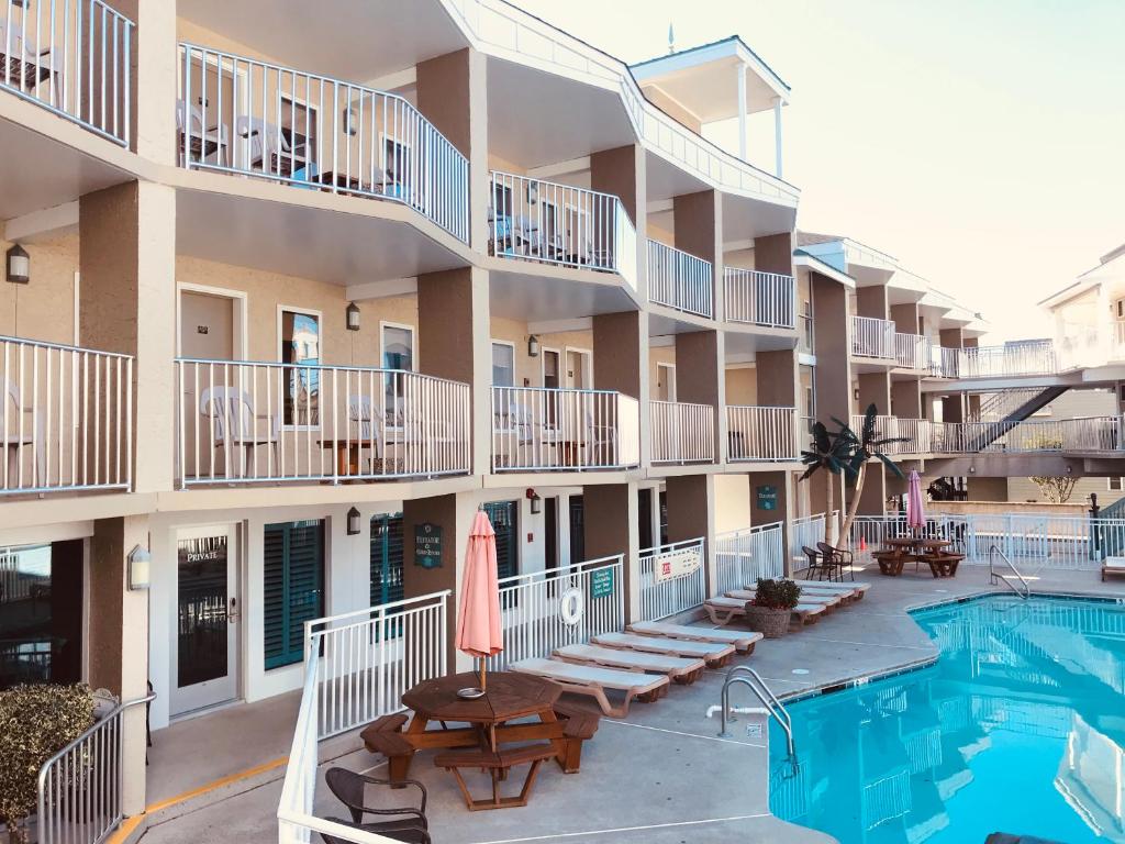 een appartementencomplex met een zwembad en een hotel bij Ala Moana Motel & Suites in Wildwood
