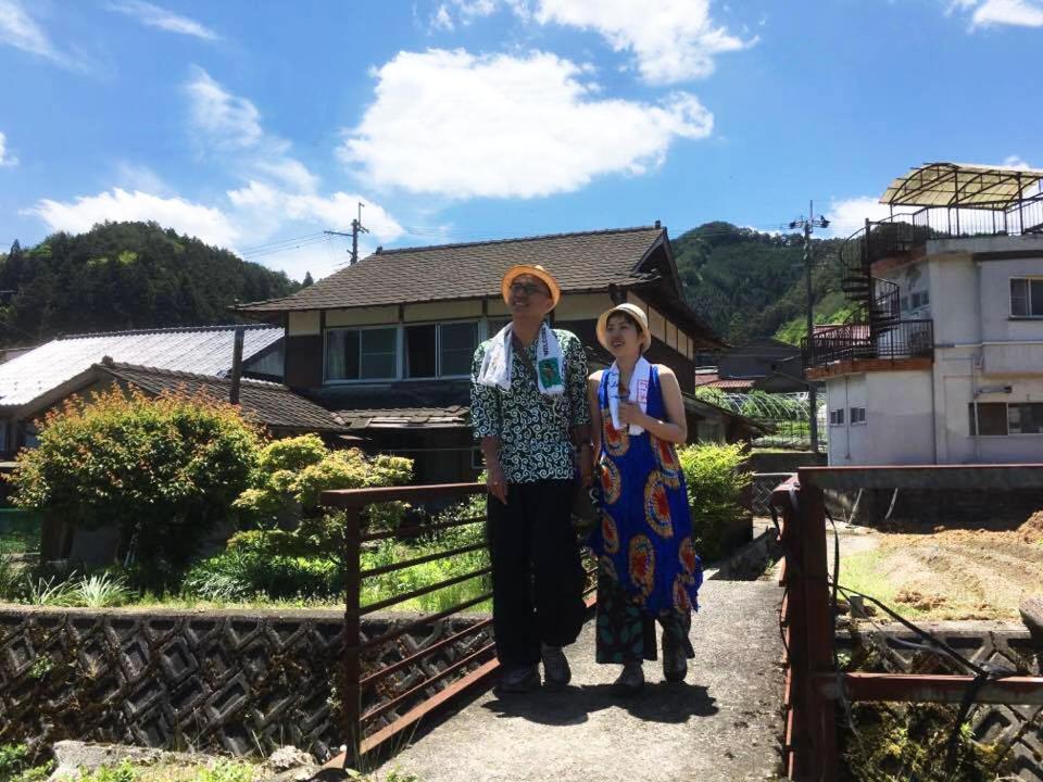 Perhe, joka yöpyy majoituspaikassa Guesthouse Fuki Juku