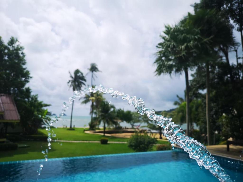 Bazén v ubytování Koh Chang Bailan Beach Resort nebo v jeho okolí