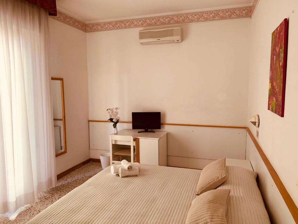 HOTEL LABRADOR - Double Room With Balcony