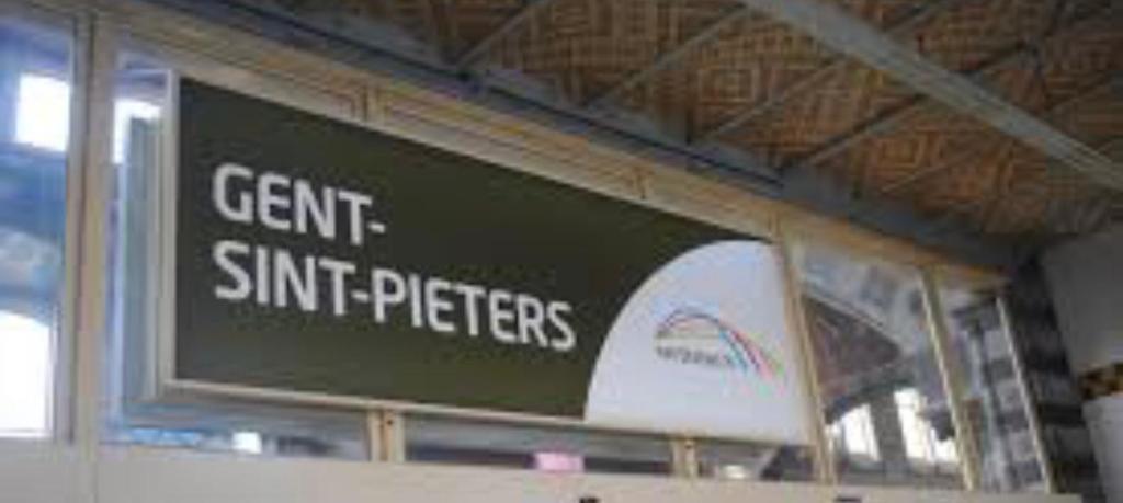 um sinal para um aeroporto com um sinal para detectores de encolhimento em 2 person privat room between Expo Ghent & Ghent Sint Pieters station em Gent