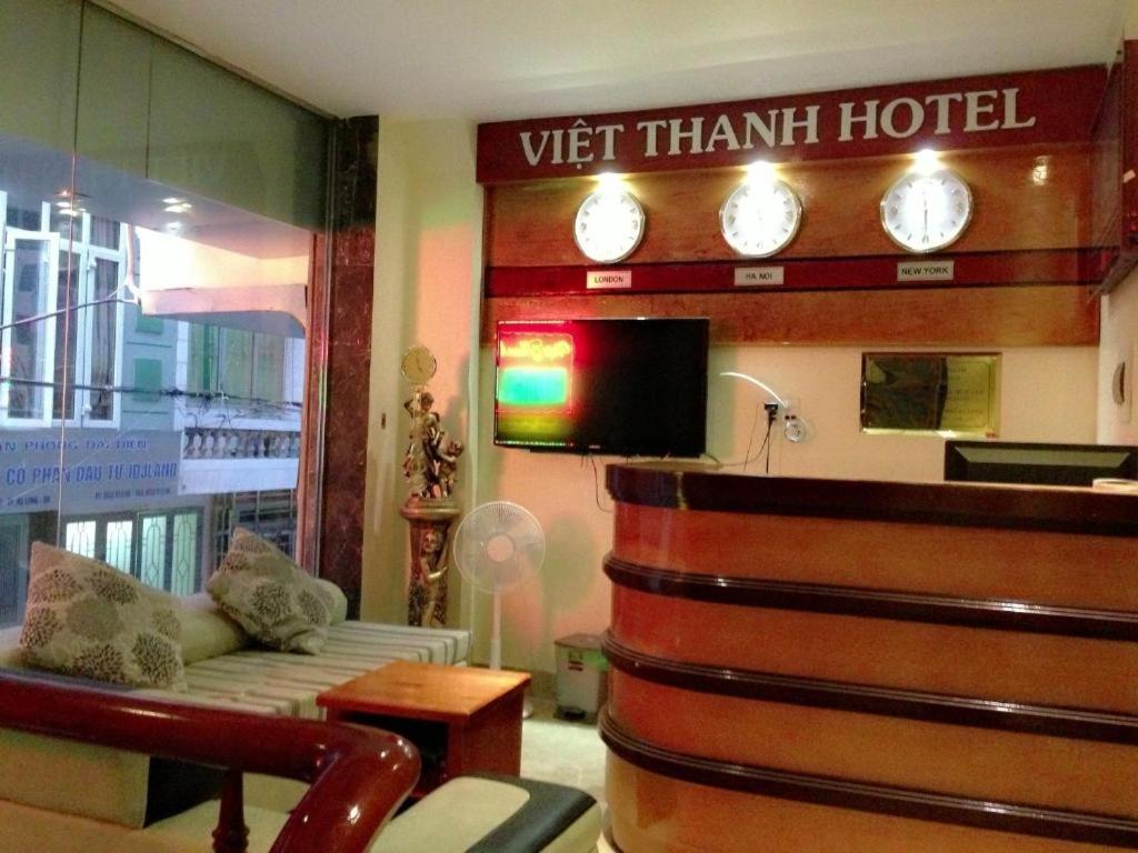 een hotelkamer met een bank en een tv bij Viet Thanh Hotel in Ha Long
