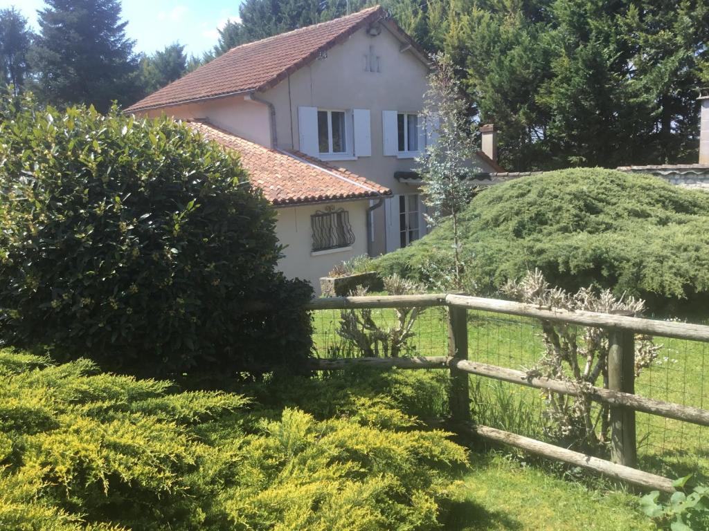 una casa con una valla delante de ella en Les Pierrottes en Mornac