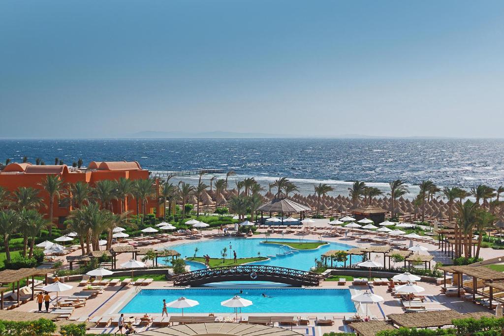 沙姆沙伊赫的住宿－Sharm Grand Plaza Resort - Families and Couples Only，享有带游泳池的度假村的空中景致