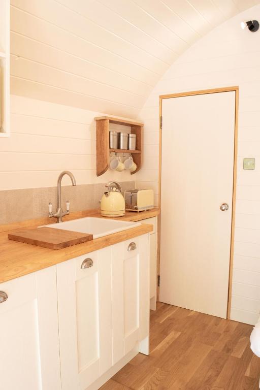 Kuchyň nebo kuchyňský kout v ubytování Orchard Farm Luxury Glamping and Campsite